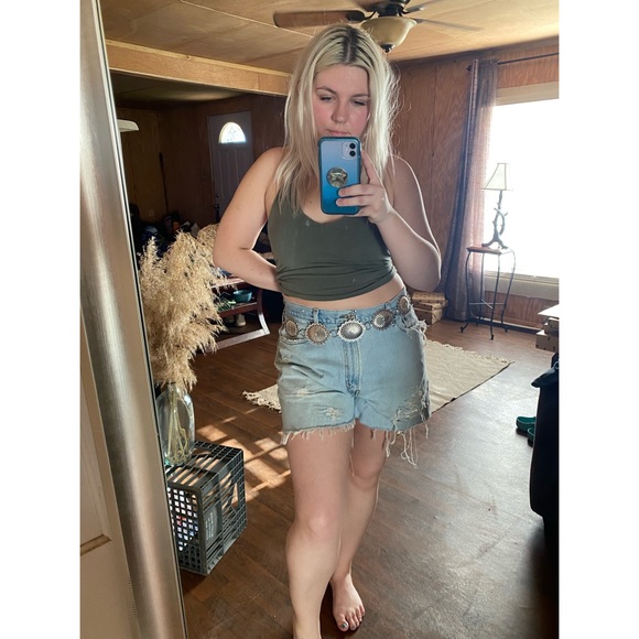 MAKE ME AND OFFER Levi’s Red Tag 560 Distressed Light Wash Denim Mom Jean Shorts - Picture 4 of 11